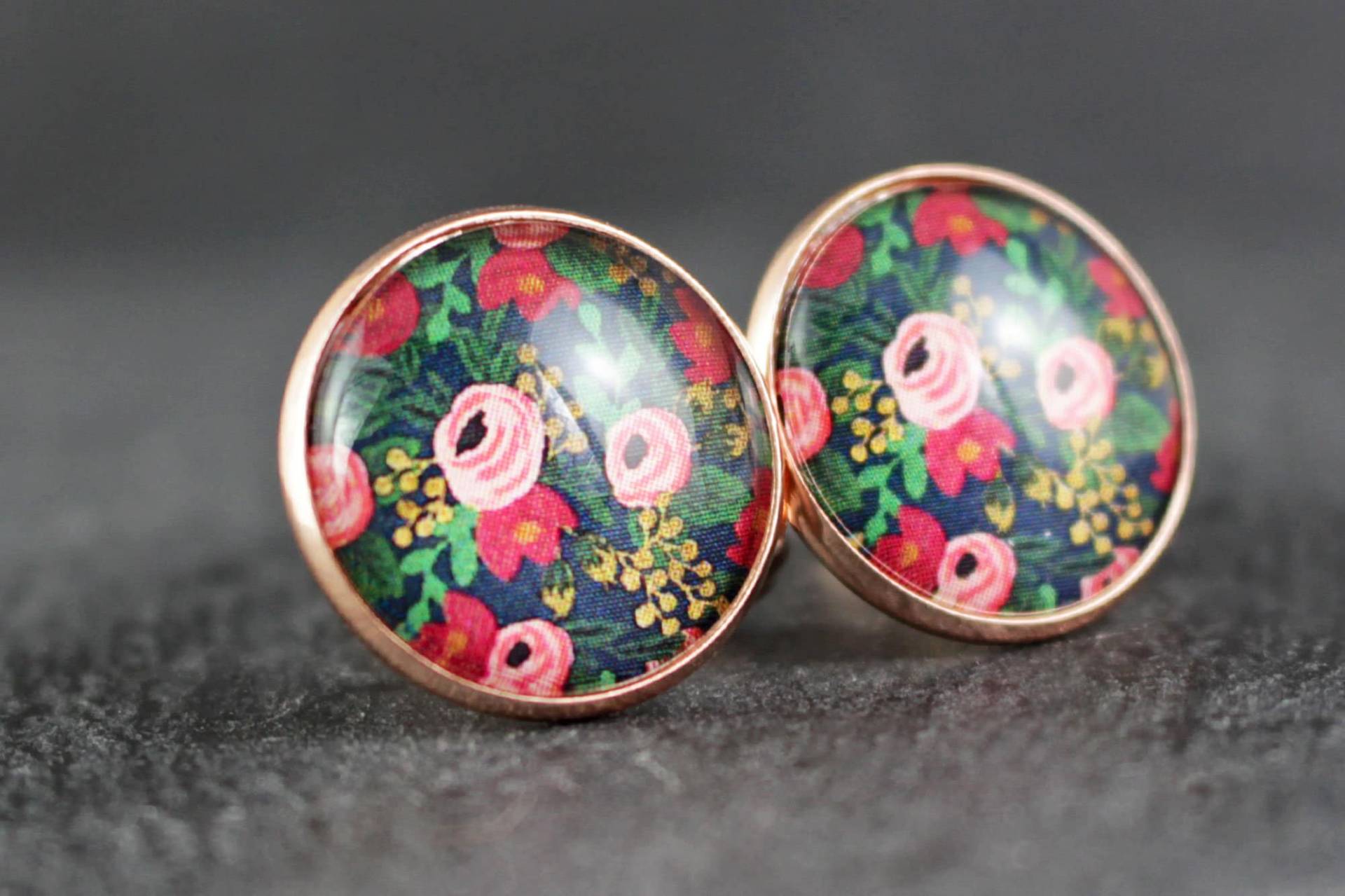 Ohrstecker Mit Rosen, Abstrakt, Rosa Und Grün, Floral, Schmuck Für Frauen, Boho, Glasschmuck, Glas, Rund, Geblümt, Hippie, Edel, Rot von NoahMeetsScottie