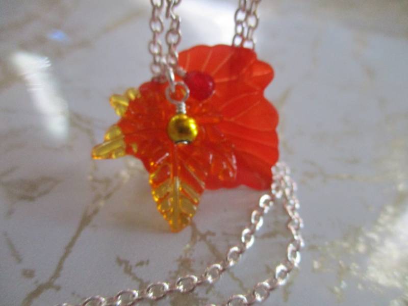 Autumn Leaves Halskette Schmuck Schön Fallende Blätter Lucite Herbstmode von NoahSiannahBeadMine