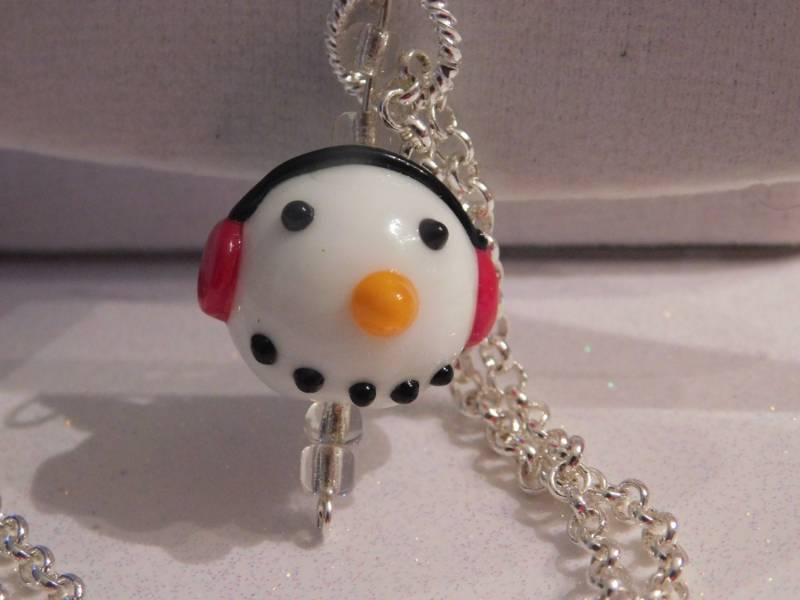 Glas Schneemann Halskette Murano Handwerker Glasschmuck Winter Niedlichen Schmuck von NoahSiannahBeadMine