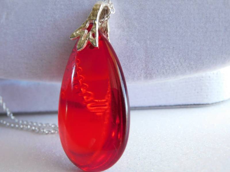 Glatte Rote Tropfenförmige Kristalle Weihnachten Halskette Rot Kristall Tropfen Spezielle Schmuck Kronleuchter Design von NoahSiannahBeadMine