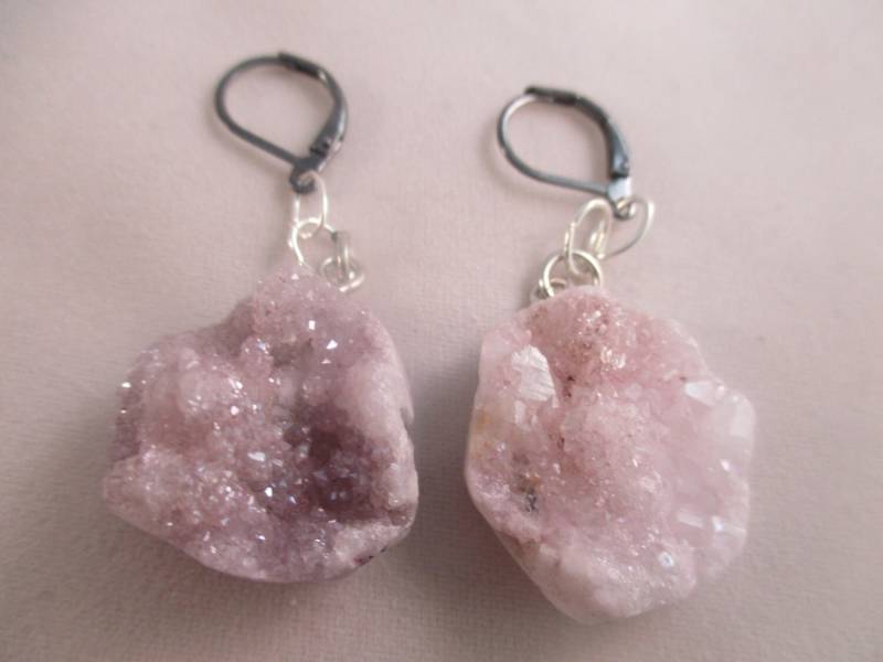 Natürliche Crystal Druzy Ohrringe Dunkel Und Licht Lila Druzy Naturstein-Ohrringe von NoahSiannahBeadMine
