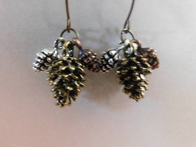 Rustikale Pine Cone Tri Color Cluster Ohrringe Herbst Ernte Schmuck Wald von NoahSiannahBeadMine