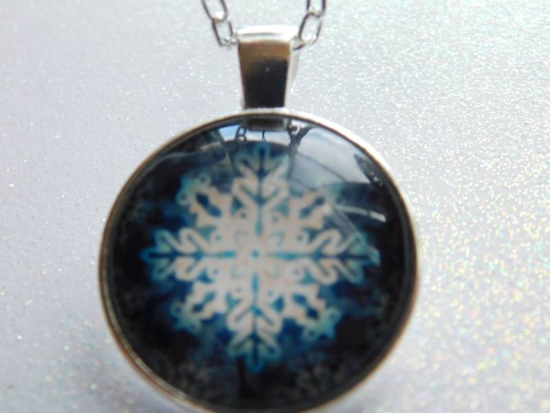 Schneeflocke Cabochon Winter Halskette Kreis Schmuck Stil Blaue Silber Spaß von NoahSiannahBeadMine
