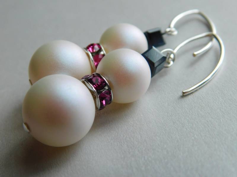 Swarovski Ohrringe Perlglanz Schneemann Schneemänner Winter Wintermode Perle Swowman Ohrschmuck von NoahSiannahBeadMine