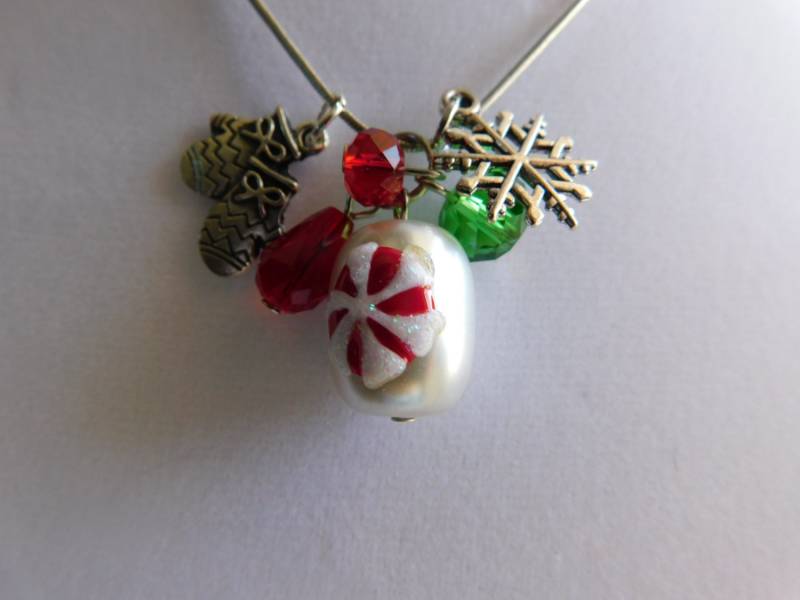 Weihnachten Halskette Urlaub Pracht Charm Fäustlinge, Schneeflocke, Alte Mode Candy Rot Grüne Juwelen von NoahSiannahBeadMine