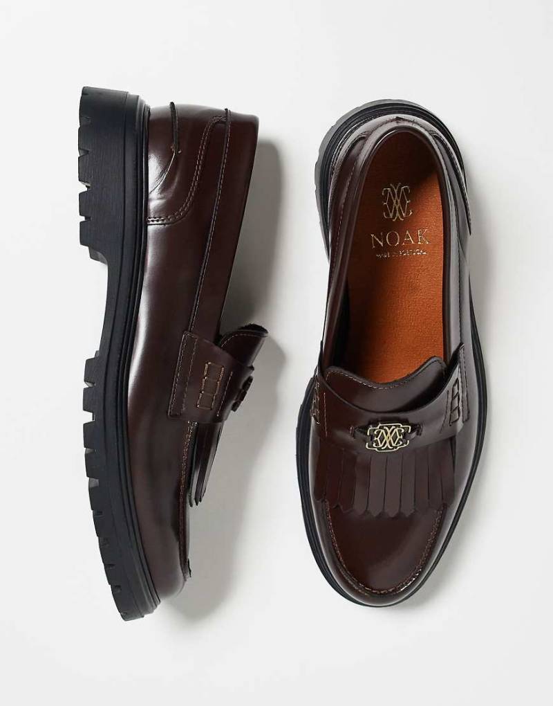 Noak - Made in Portugal - Loafer aus braunem Leder mit Fransendetail und goldfarbenem Besatz-Brown von Noak