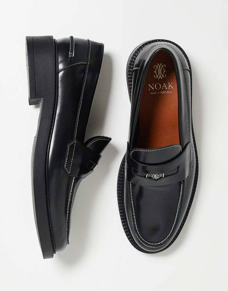Noak - Made in Portugal - Penny-Loafer aus Leder in Schwarz mit Kontrastnaht und goldfarbenem Besatz von Noak