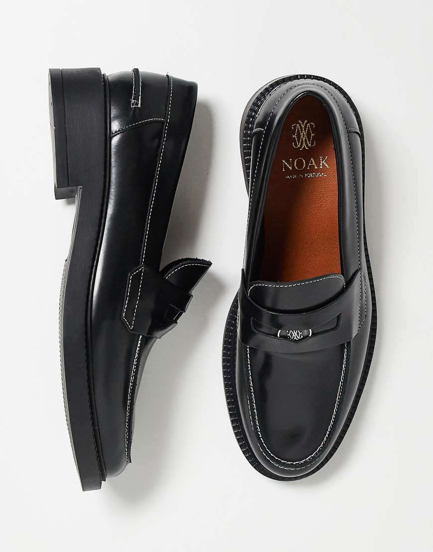 Noak - Made in Portugal - Penny-Loafer aus Leder in Schwarz mit Kontrastnaht und goldfarbenem Besatz von Noak