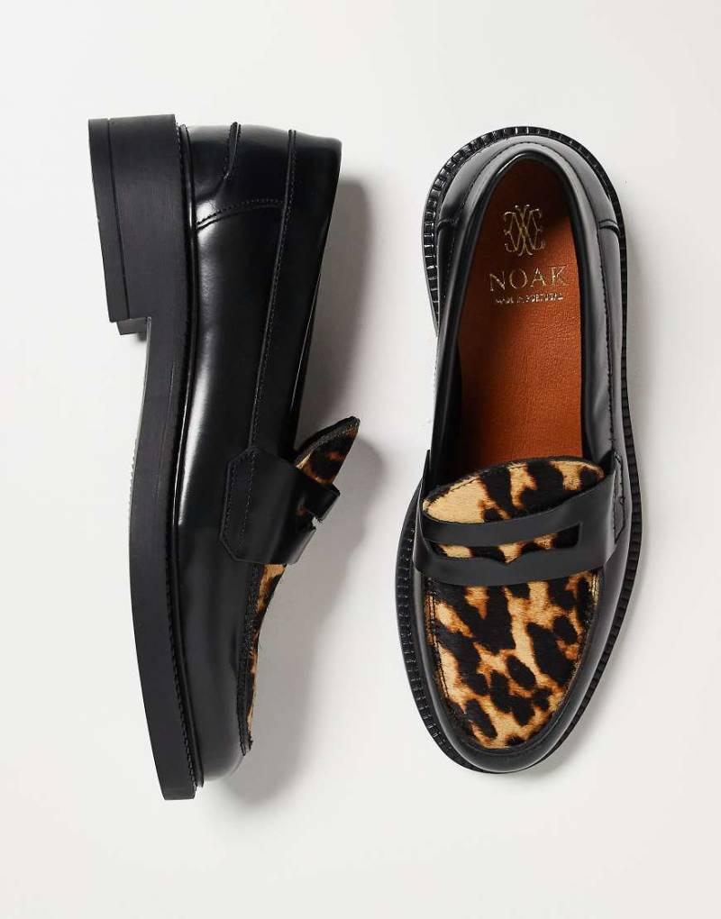 Noak - Made in Portugal - Penny-Loafer aus Leder in Schwarz mit Schuhblatt in haariger Kuhfelloptik mit Leopardenmuster von Noak