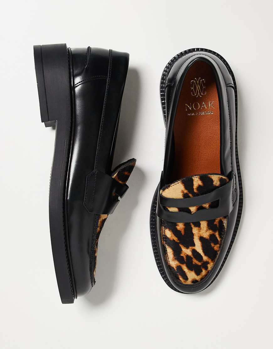 Noak - Made in Portugal - Penny-Loafer aus Leder in Schwarz mit Schuhblatt in haariger Kuhfelloptik mit Leopardenmuster von Noak