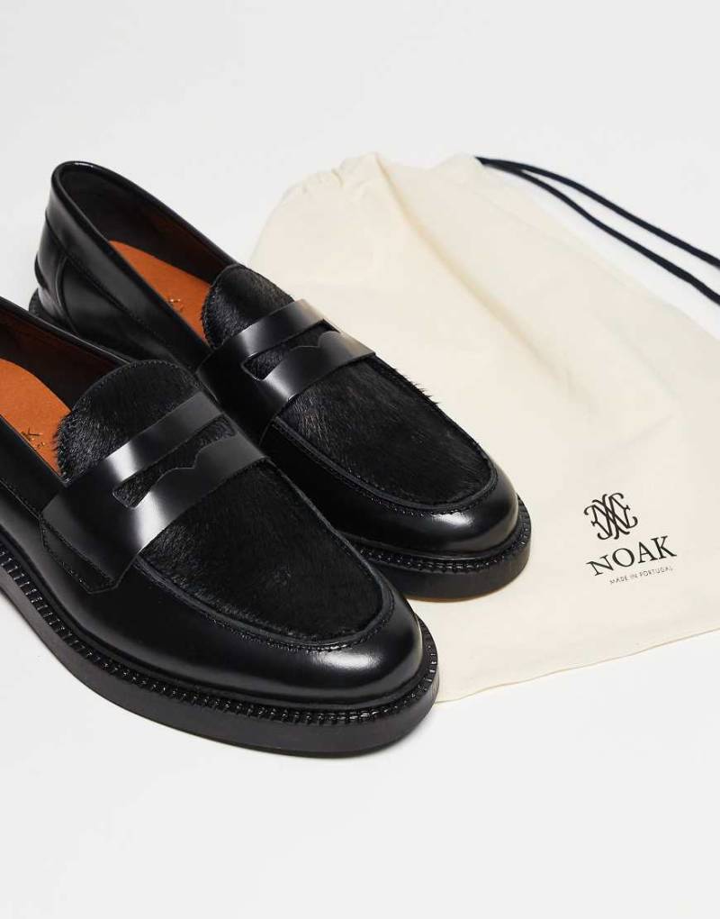 Noak - Made in Portugal - Penny-Loafer aus Leder in Schwarz mit Schuhblatt in haariger Kuhfelloptik von Noak