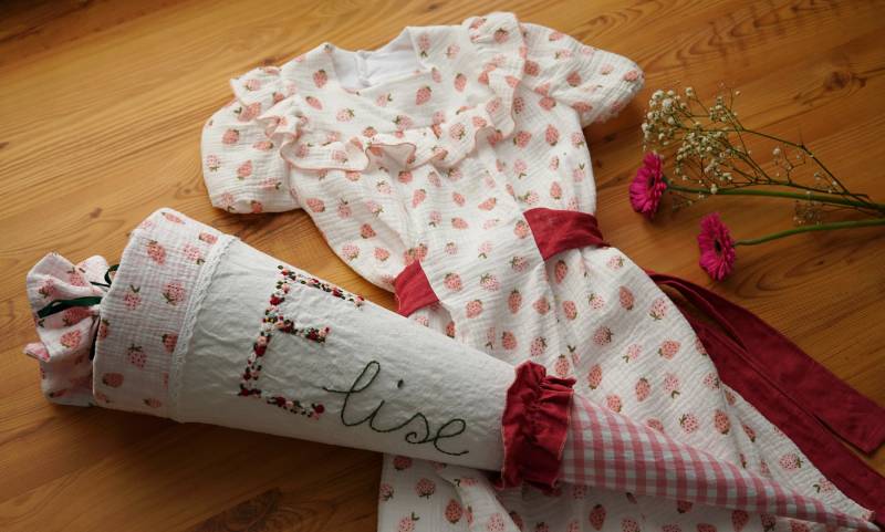 Kleid Einschulung Mädchen Musselinkleid Rosa Sommerkleid Erdbeeren Outfit Blumenmädchen Musselin Mitwachskleid Handmade von NoamsBabyBoutique