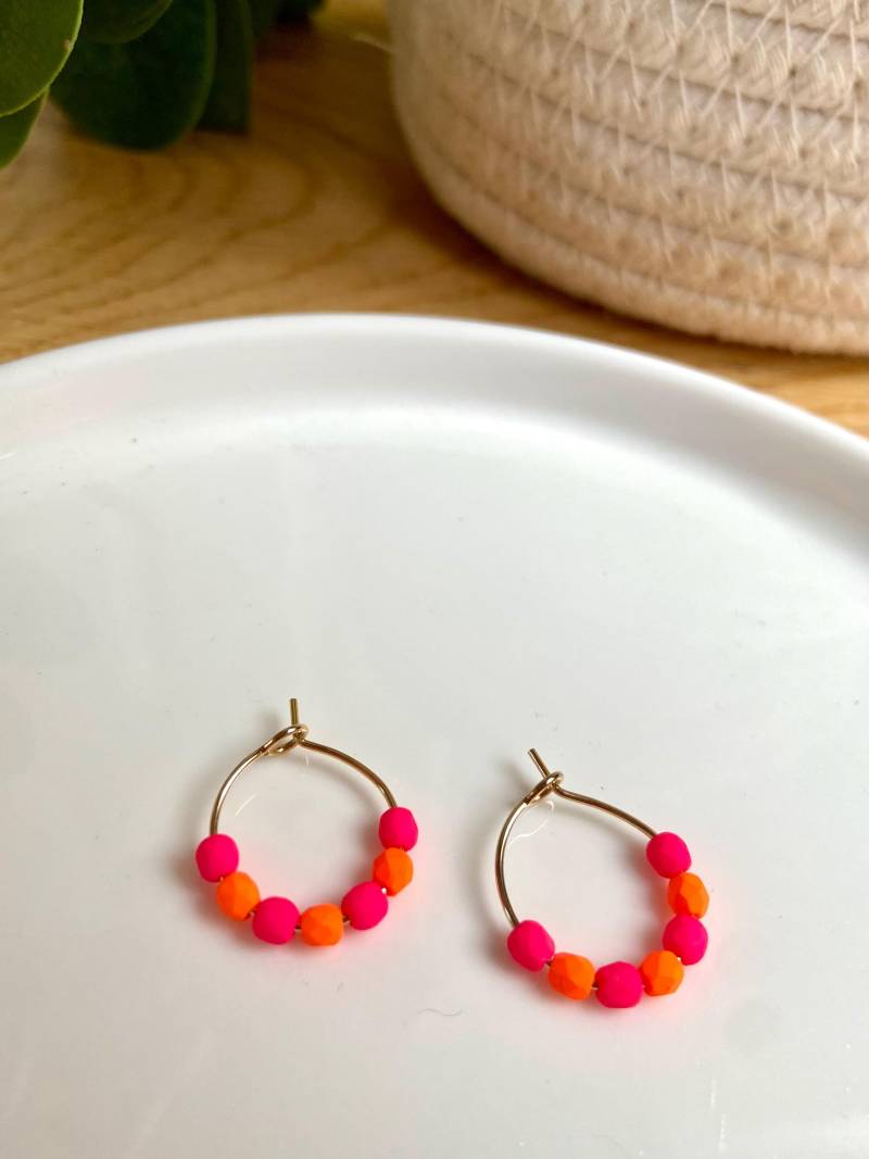 Ohrringe Creolen Neon Perlen Sommerohrringe Pink Orange Strand von Noanelli