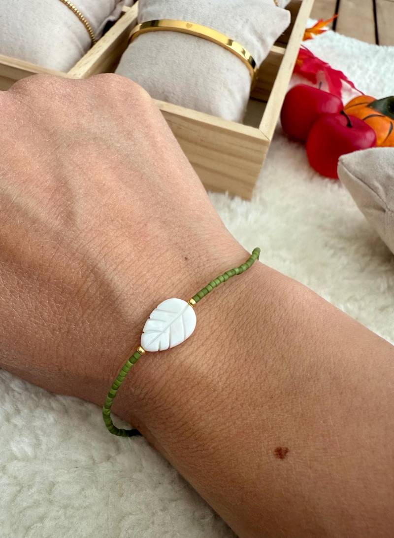 Feines Perlenarmband Mit Blatt Aus Perlmutt Feines Perlenarmband Mit Blatt Aus Perlmutt von Noanelli