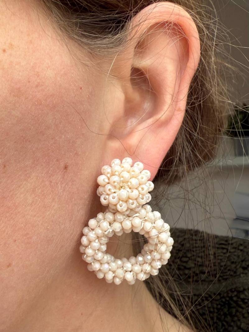 Festliche Statement Ohrringe Creme Aus Perlen Mit Stecker von Noanelli