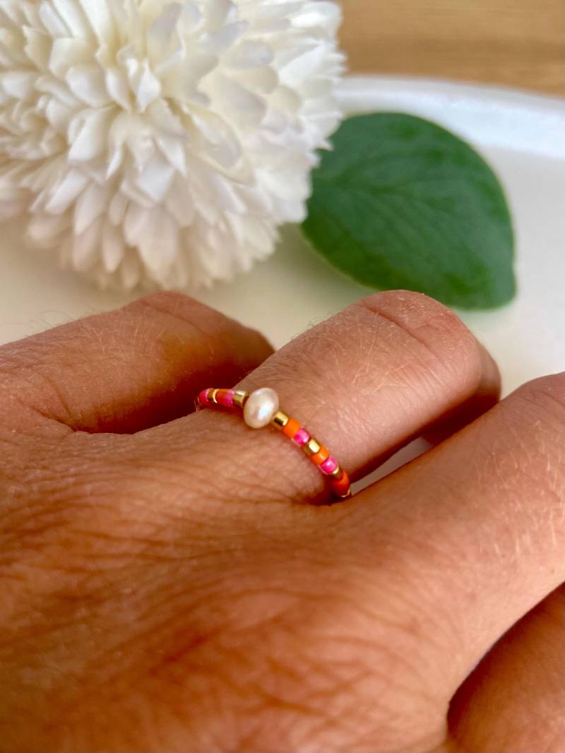 Perlenring Ring Elastisch Bunt Filigran Mit Süßwasserperle Perlenring Ring Elastisch Bunt Filigran Mit Süßwasserperle von Noanelli