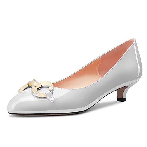 NobleOnly Damen Niedrige Kitten Absatz Heel Runde Zehenkappe Pumps Slip-on Hochzeit Cute 3.5 cm Heels Weiß Lackleder 44 EU von NobleOnly