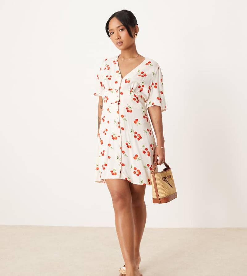 Nobody's Child Petite - Alexa - Minikleid in Weiß mit Tomatenmuster von Nobody’s Child Petite