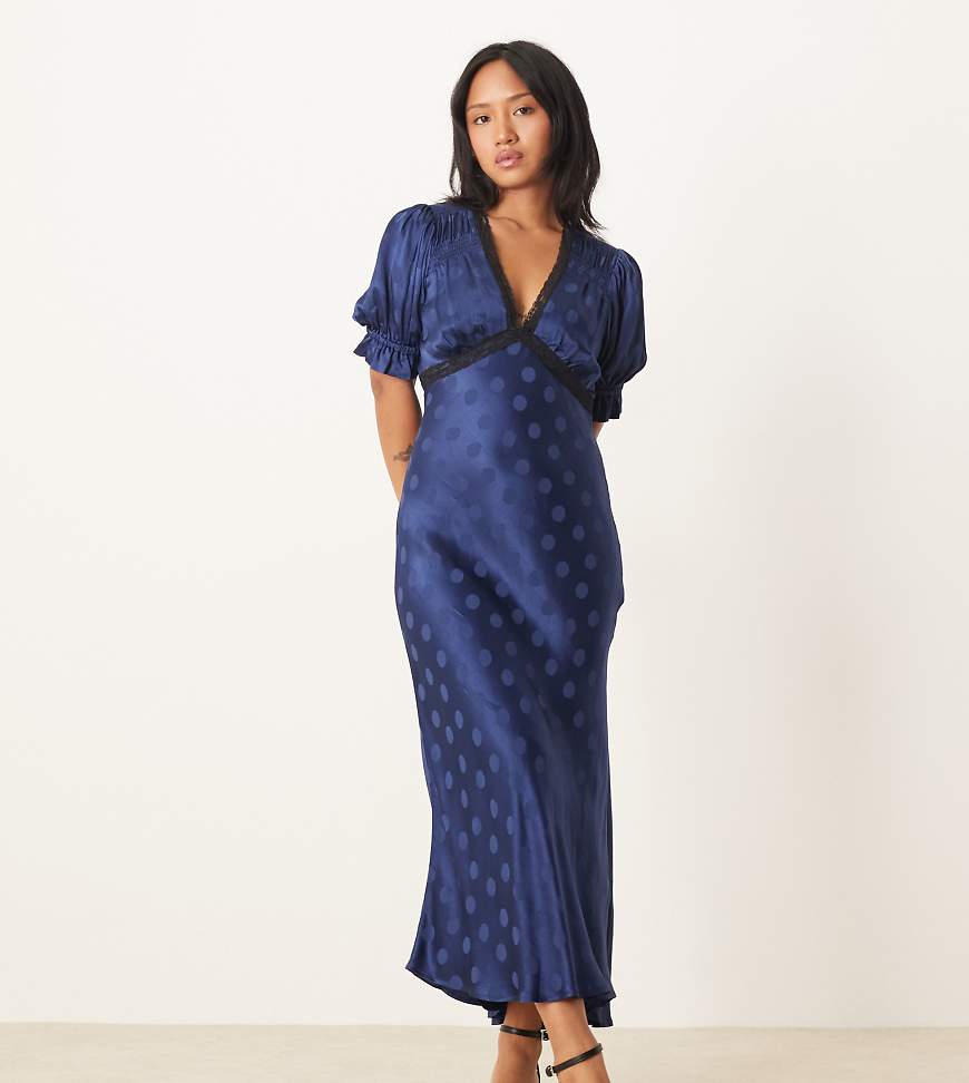 Nobody's Child Petite - Angela - Midikleid in Marineblau mit Spitzenbesatz von Nobody's Child Petite