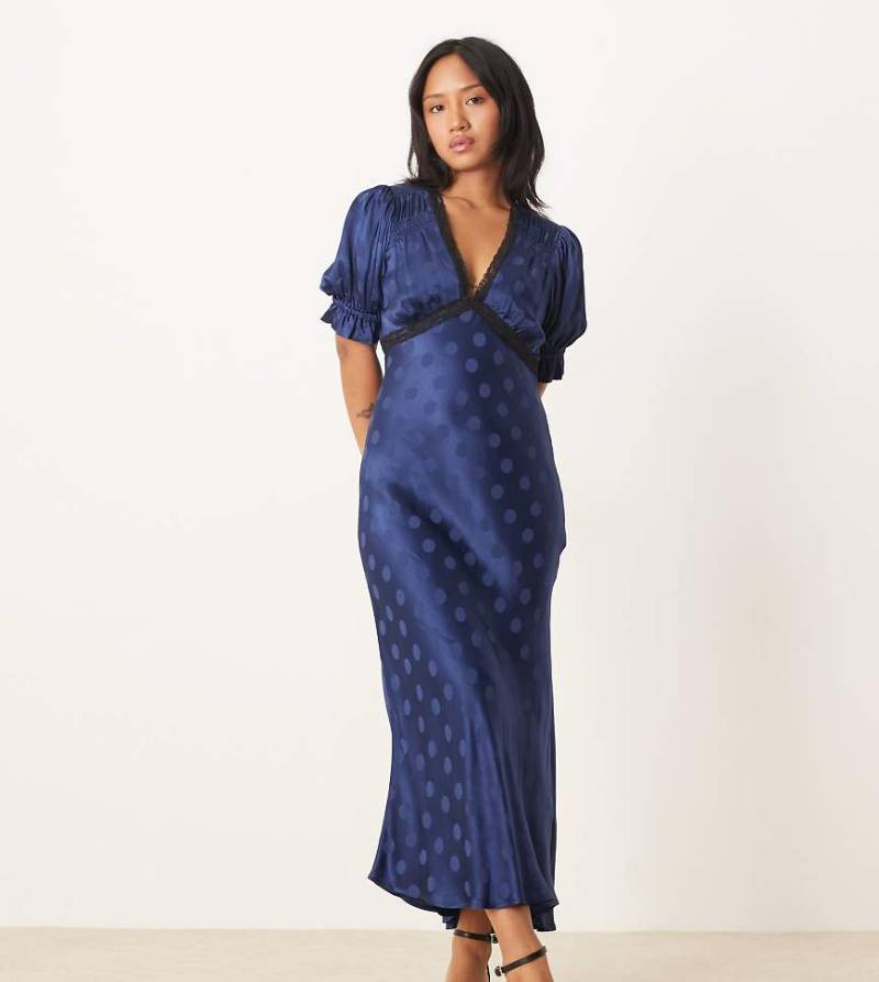 Nobody's Child Petite - Angela - Midikleid in Marineblau mit Spitzenbesatz von Nobody's Child Petite