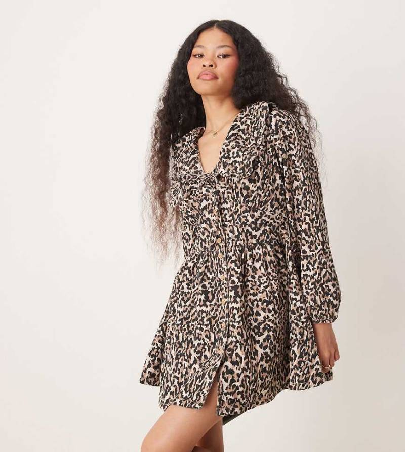 Nobody's Child Petite - Birdie - Mini-Jeanskleid mit Leopardenmuster-Bunt von Nobody's Child Petite