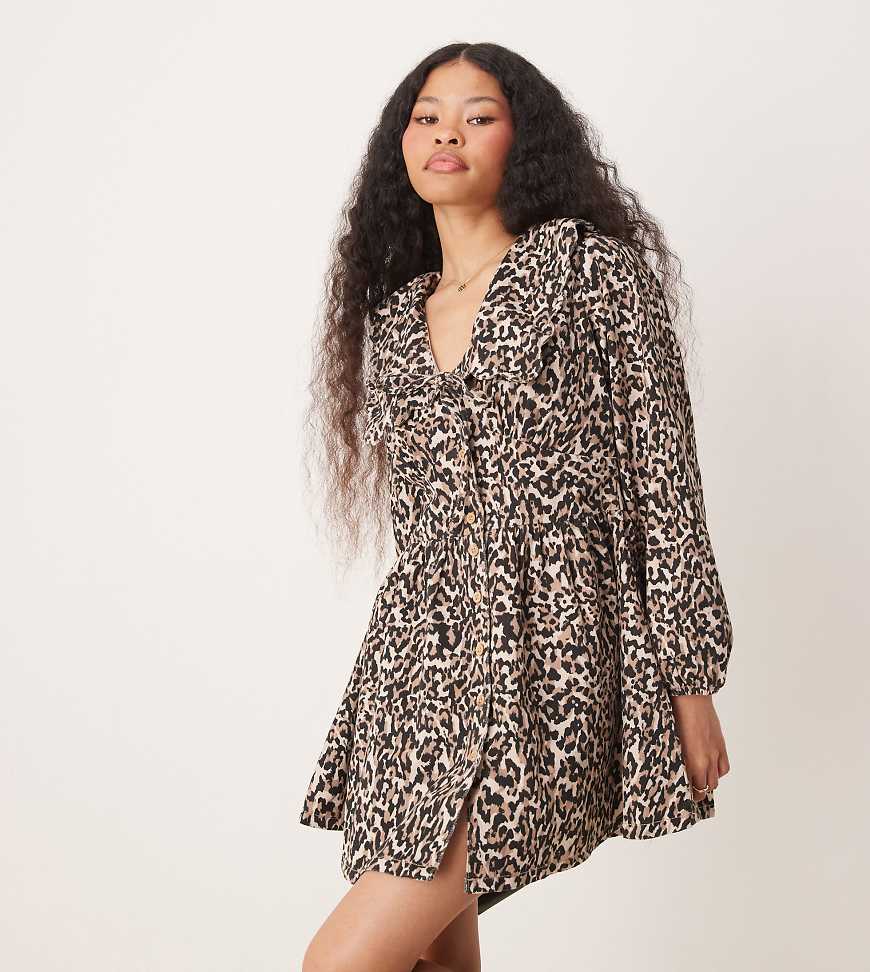 Nobody's Child Petite - Birdie - Mini-Jeanskleid mit Leopardenmuster-Bunt Nobody's Child Petite - Birdie - Mini-Jeanskleid mit Leopardenmuster-Bunt von Nobody's Child Petite