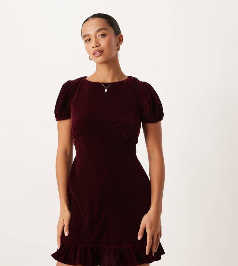 Nobody's Child Petite - Cosmo - Minikleid aus Samt in Burgunderrot von Nobody's Child Petite