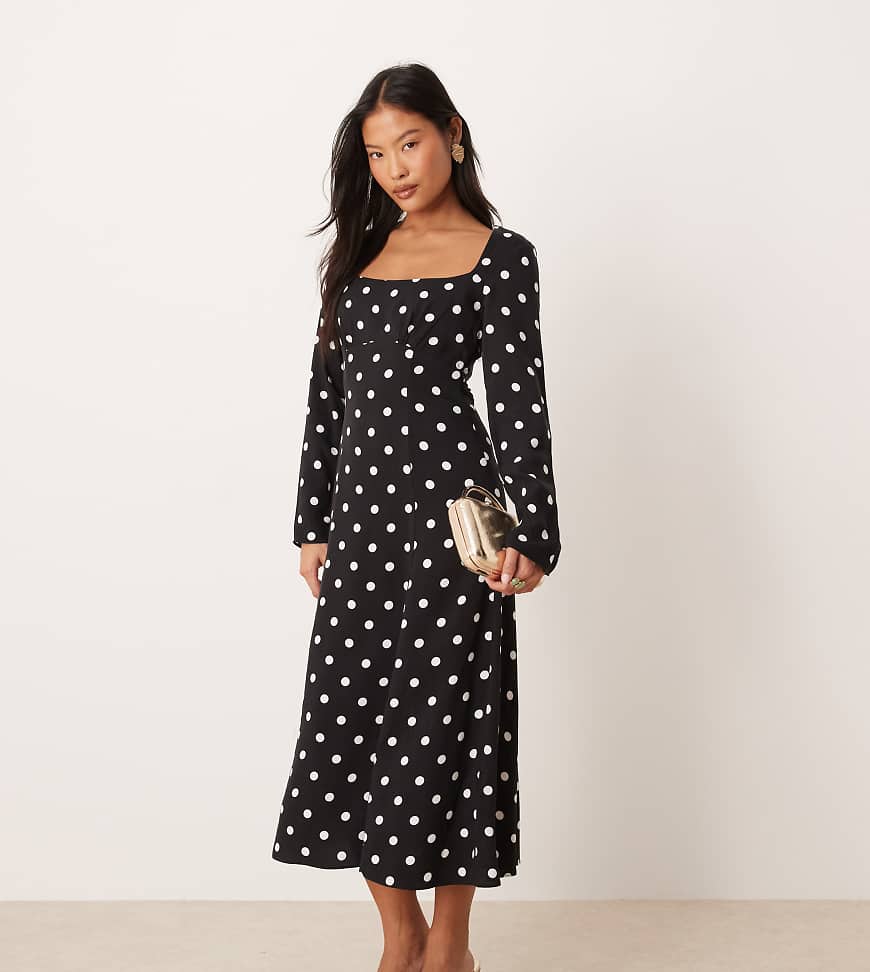 Nobody's Child Petite - Delilah - Gepunktetes Midikleid in Schwarz mit eckigem Ausschnitt von Nobody's Child Petite