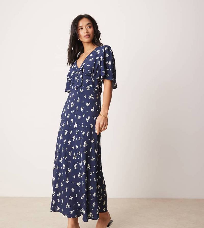 Nobody's Child Petite - Faith - Midi-Freizeitkleid in Marineblau mit Gänseblümchenmuster und Schleife von Nobody's Child Petite