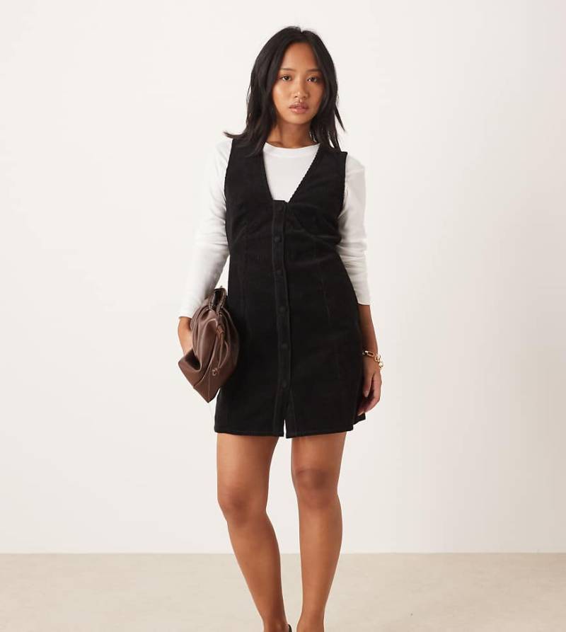 Nobody's Child Petite - Gianna - Mini-Latzkleid aus Cord in Schwarz mit V-Ausschnitt von Nobody's Child Petite