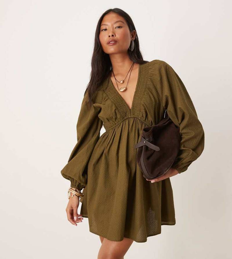 Nobody's Child Petite - Irene - Minikleid im Boho-Stil in Khaki mit Ballonärmeln-Grün von Nobody's Child Petite