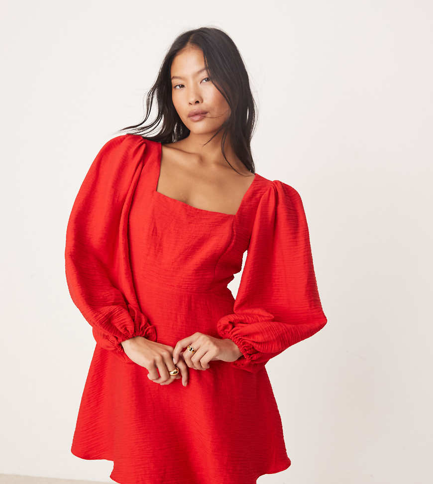 Nobody's Child Petite - Loredana - Langärmliges Minikleid in Rot mit A-Linien-Schnitt von Nobody's Child Petite