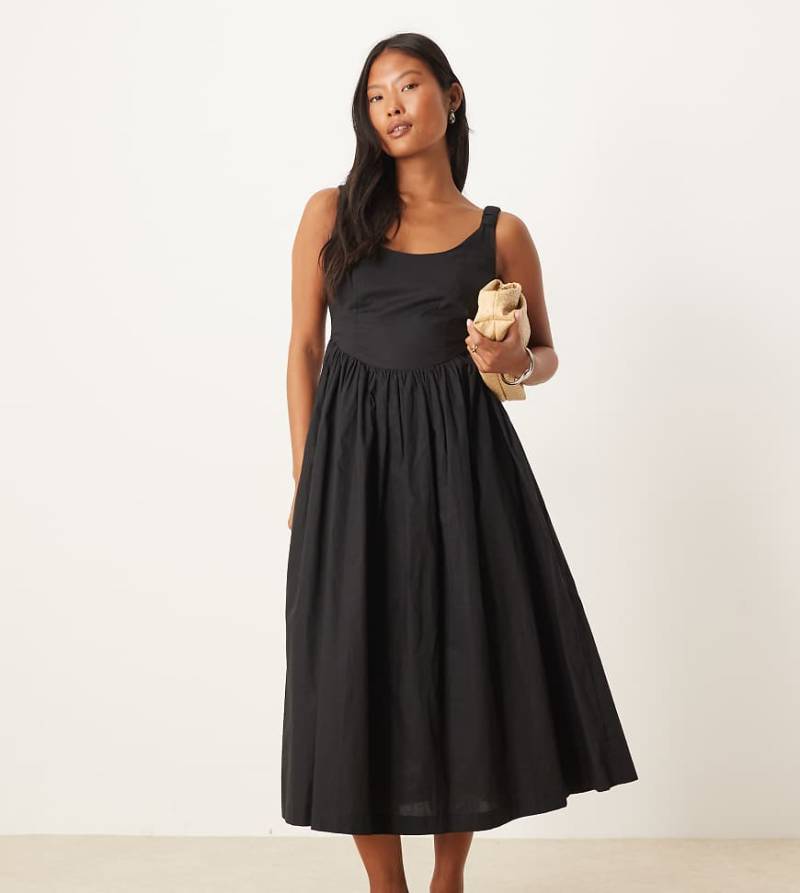 Nobody's Child Petite - Marina - Midikleid in Schwarz mit U-Ausschnitt von Nobody's Child Petite