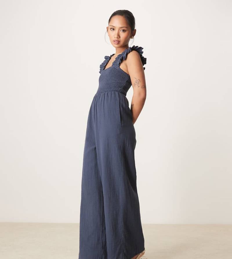 Nobody's Child Petite - Maya - Jumpsuit in Marineblau mit Rüschenärmeln von Nobody's Child Petite