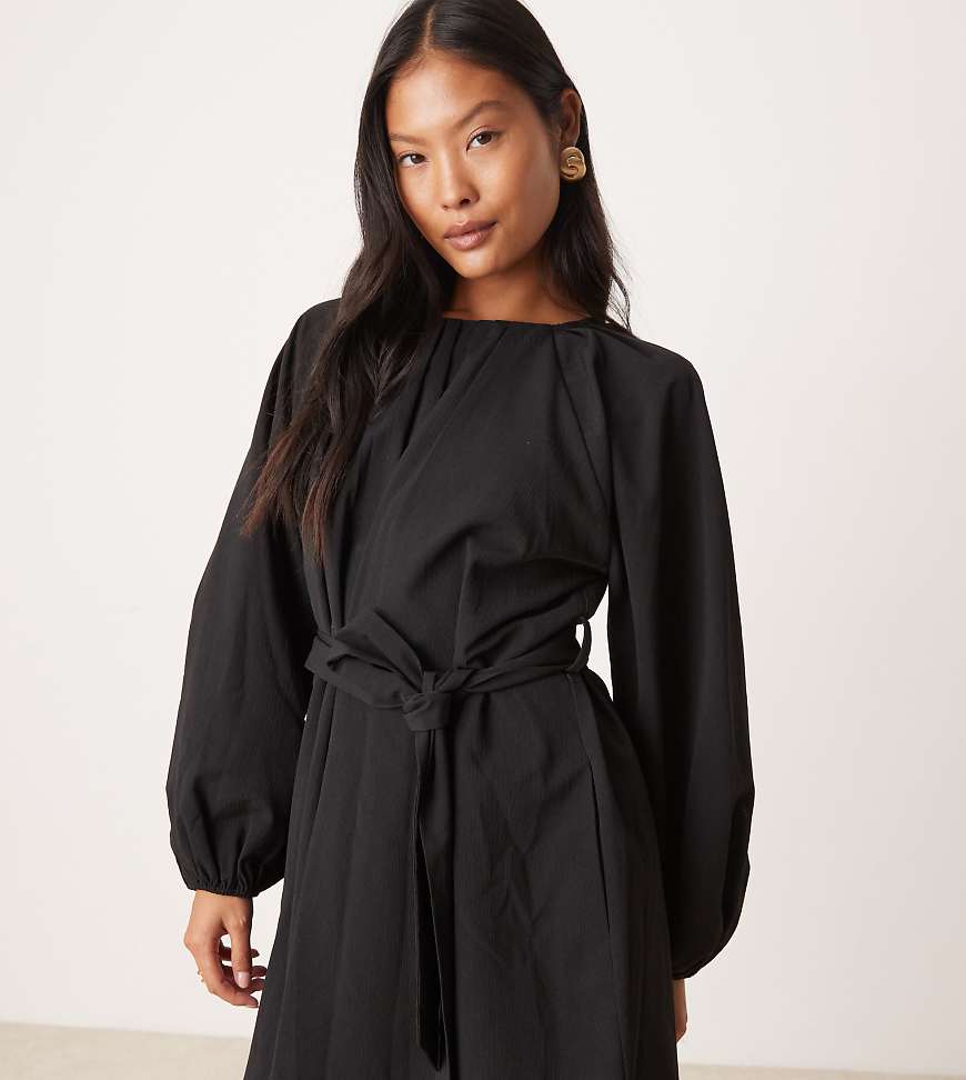 Nobody's Child Petite - Mayall - Langärmliges Minikleid in Schwarz mit Bindegürtel von Nobody's Child Petite