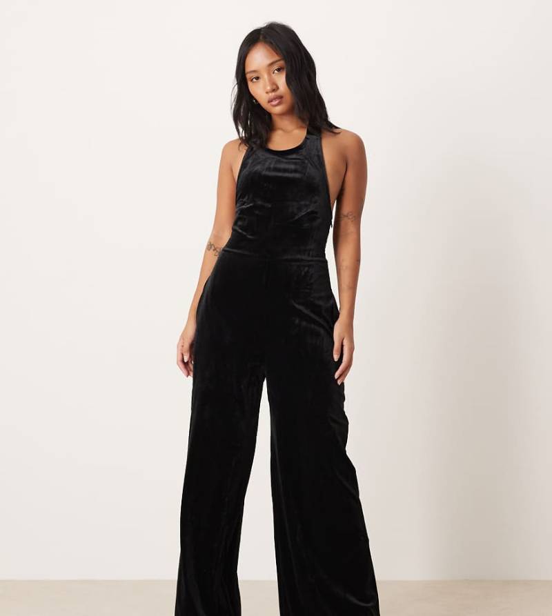Nobody's Child Petite - Neckholder-Jumpsuit aus Samt in Schwarz von Nobody's Child Petite