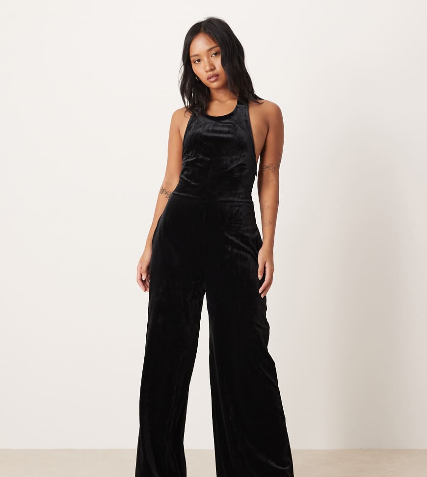 Nobody's Child Petite - Neckholder-Jumpsuit aus Samt in Schwarz Nobody's Child Petite - Neckholder-Jumpsuit aus Samt in Schwarz von Nobody's Child Petite
