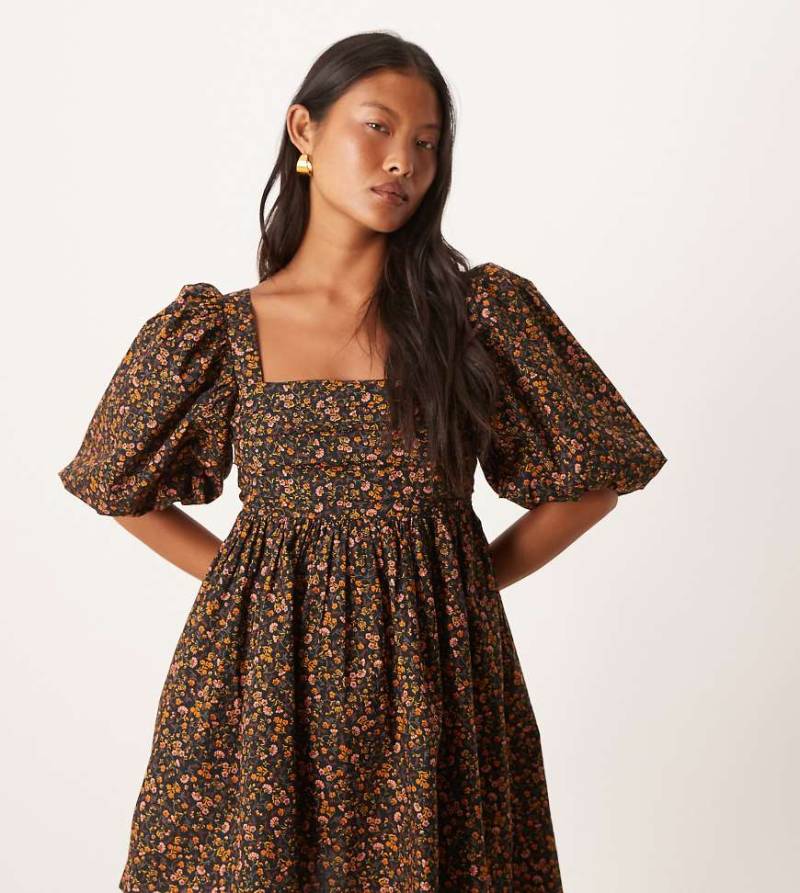 Nobody's Child Petite - Nova - Minikleid in Blau mit dunklem Blümchenmuster und Puffärmeln-Schwarz von Nobody's Child Petite