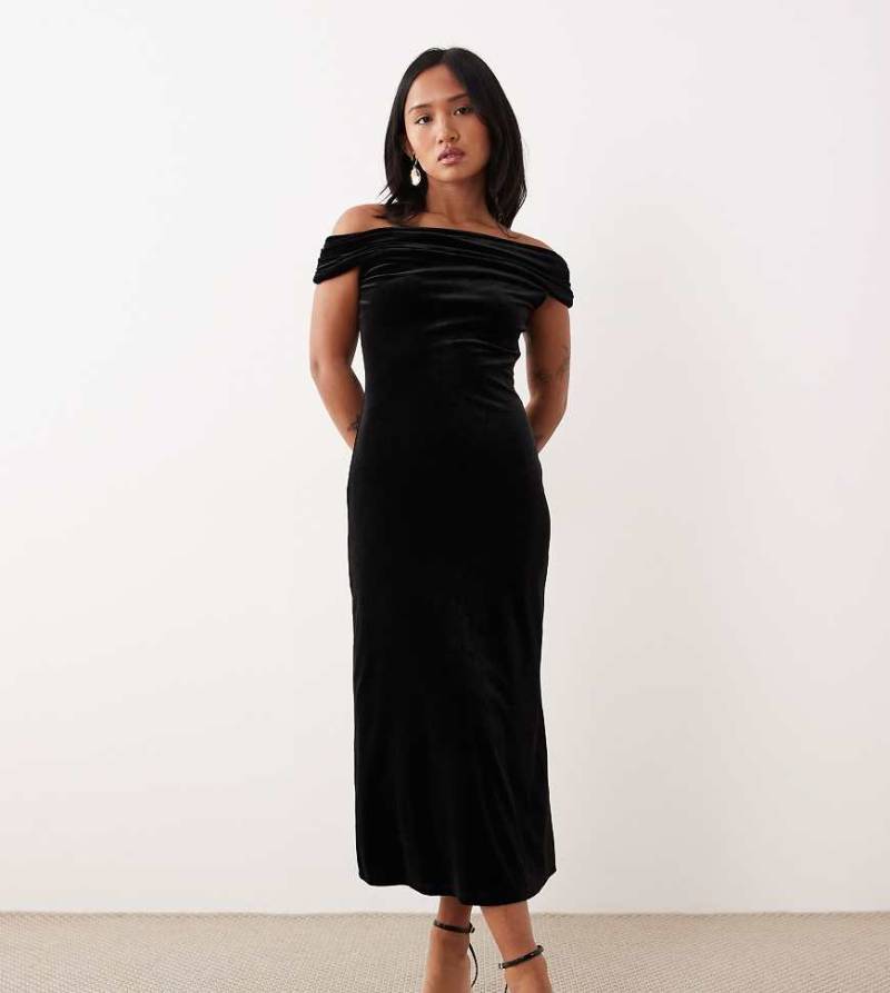 Nobody's Child Petite - Pippa - Samt-Maxikleid in Schwarz mit Carmen-Ausschnitt von Nobody's Child Petite