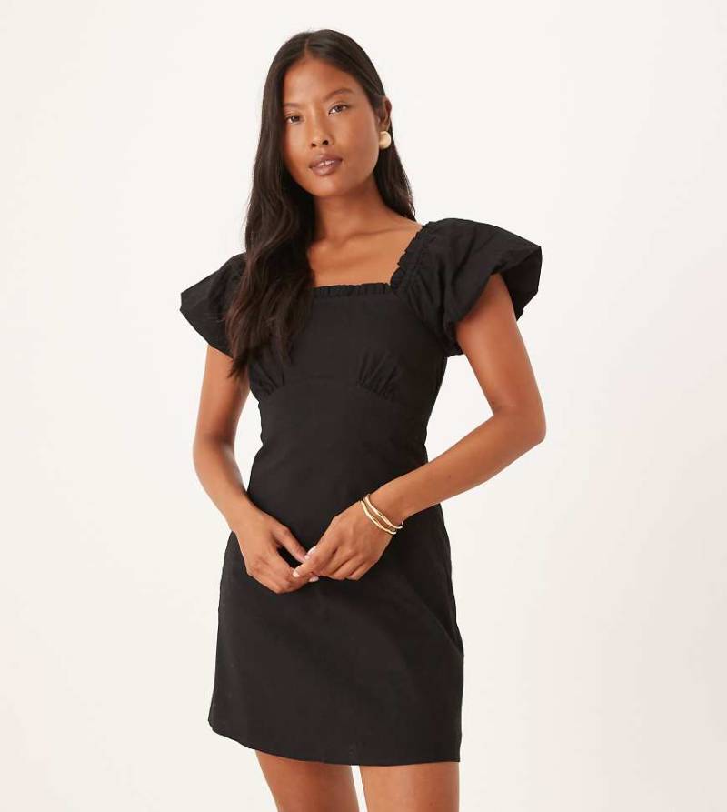 Nobody's Child Petite - Ramona - Minikleid in Schwarz mit Flatterärmeln von Nobody’s Child Petite