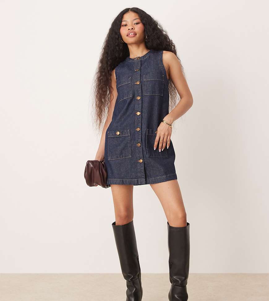 Nobody's Child Petite - Ray - Mini-Latzkleid aus Denim in Indigoblau Nobody's Child Petite - Ray - Mini-Latzkleid aus Denim in Indigoblau von Nobody's Child Petite
