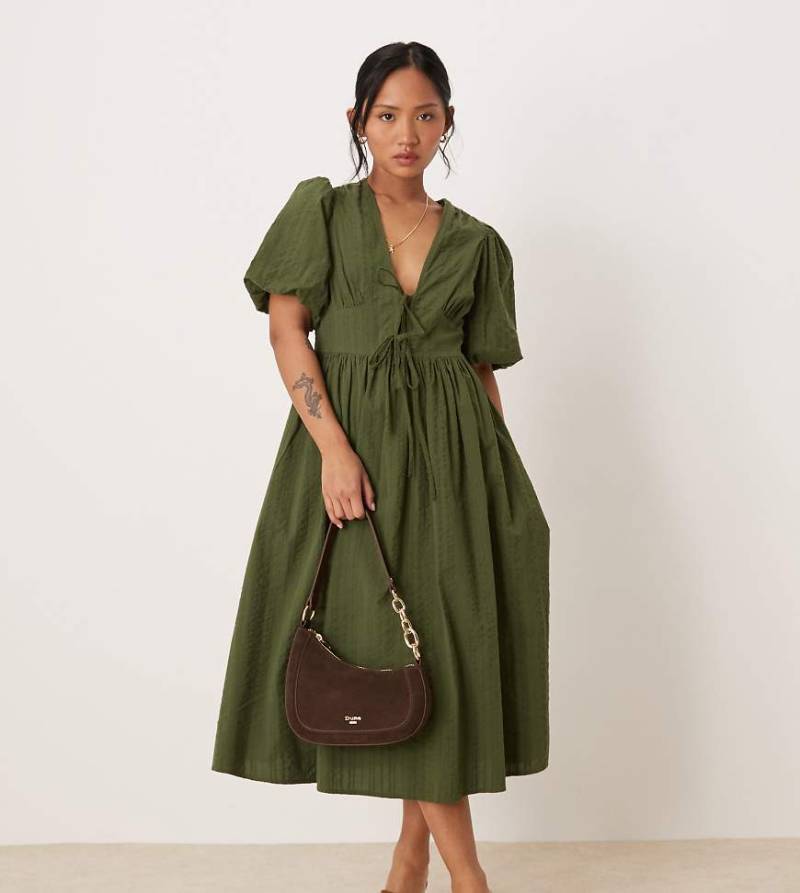 Nobody's Child Petite - Scarla - Midikleid in Khaki mit Bindedetail-Grün von Nobody's Child Petite