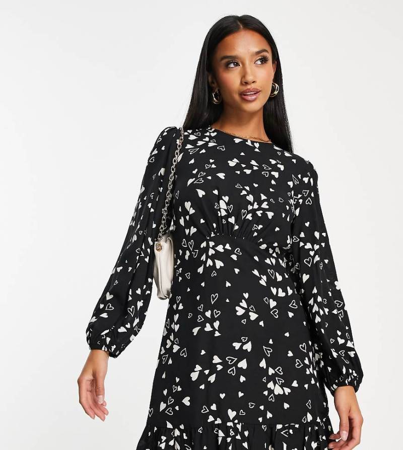 Nobody's Child Petite - Serena - Mini-Freizeitkleid in Schwarz mit Herzmuster von Nobody's Child Petite