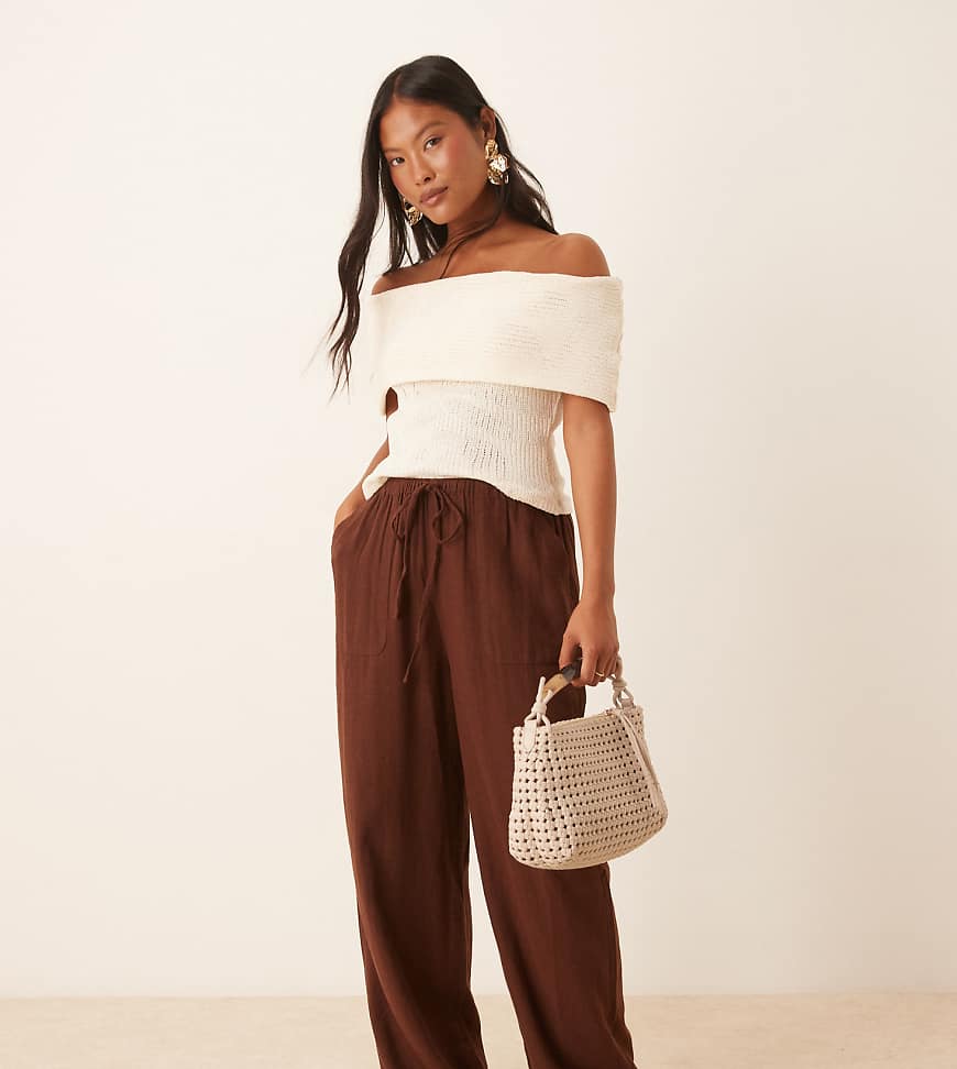 Nobody's Child Petite - Shona - Gerade geschnittene Hose in Braun Nobody's Child Petite - Shona - Gerade geschnittene Hose in Braun von Nobody’s Child Petite