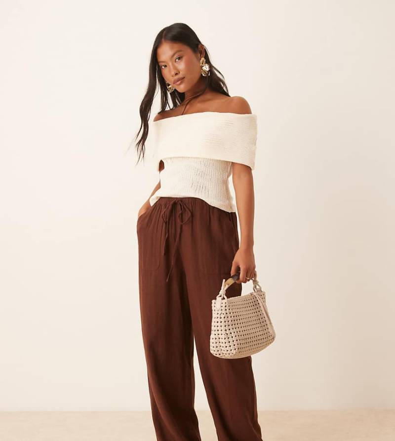 Nobody's Child Petite - Shona - Gerade geschnittene Hose in Braun von Nobody’s Child Petite