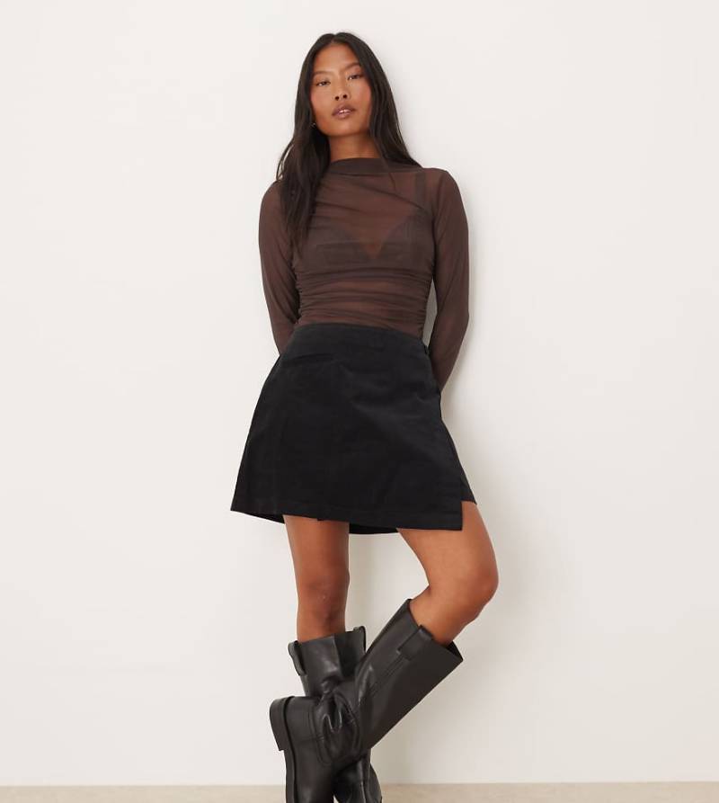 Nobody's Child Petite - Sofia - Cord-Minirock in Schwarz mit gewickelter Vorderseite von Nobody’s Child Petite