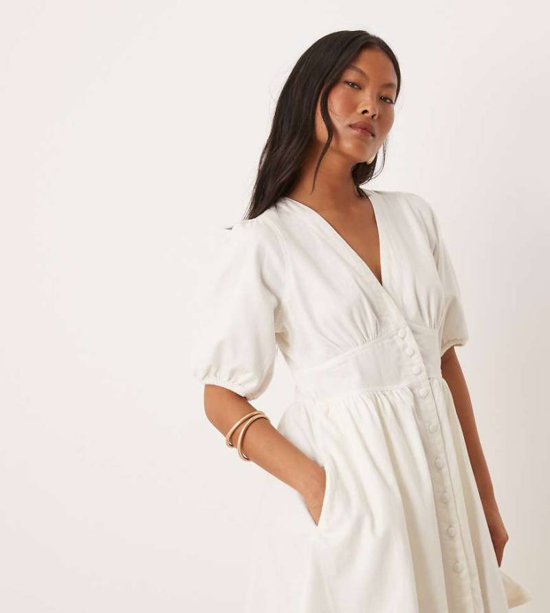 Nobody's Child Petite - Starlight - Minikleid aus weißen Denim mit Puffärmeln von Nobody's Child Petite