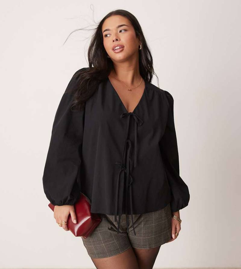 Nobody's Child Plus - Bernadetta - Langärmlige Bluse in Schwarz mit Bindedetail von Nobody's Child Plus