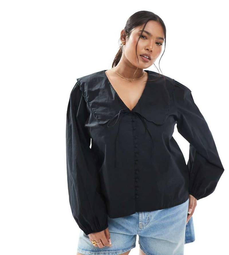 Nobody's Child Plus - Birdie - Bluse in Schwarz mit Muschelkantensaum am Kragen von Nobody's Child Plus