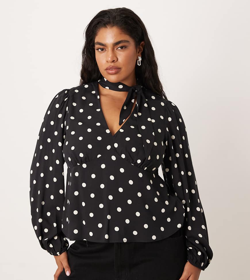 Nobody's Child Plus - Bluse in Schwarz-Weiß mit Punktemuster und Schalkragen von Nobody's Child Plus